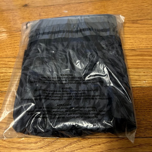 Athleta Trekkie North Printed Shorts + Size 26 NVLX THEY WERE PURCHASED IN ERROR - Picture 6 of 6